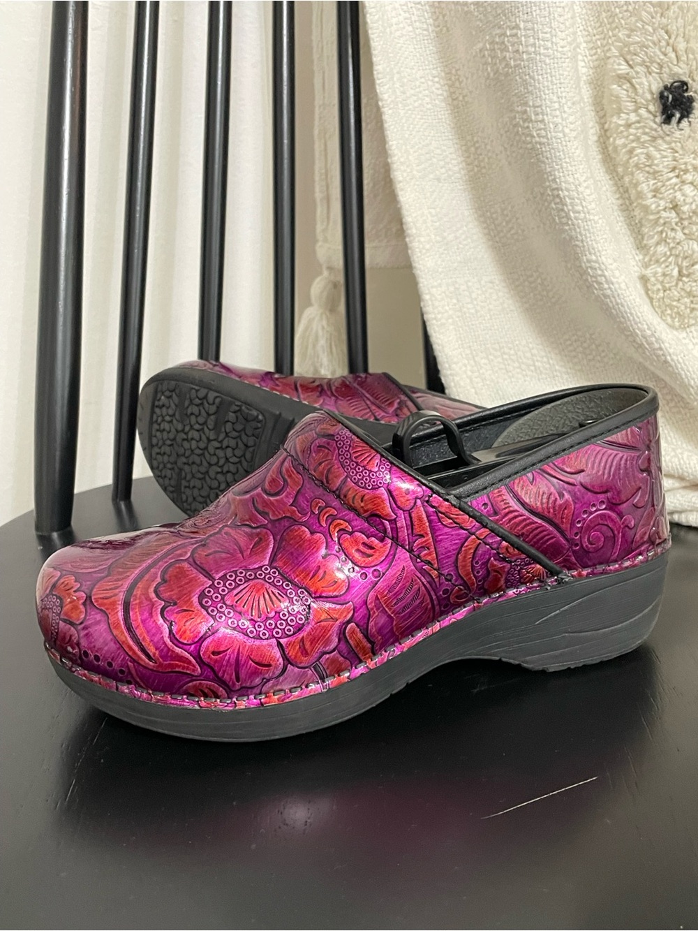 Dansko Women's XP 2.0 Fuchsia Tooled Patent Leather Nursing Clogs